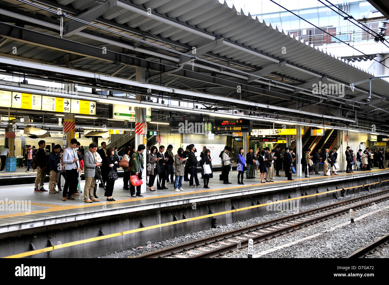 Shinjuku stazione ferroviaria di Tokyo Foto Stock