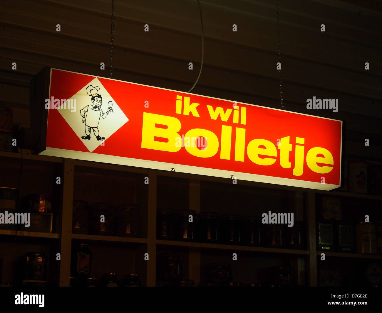 Questa pubblicità vintage presenta la pubblicità leggera "Bolletje", uno storico pezzo di marketing olandese della metà del XX secolo, che sottolinea l'approccio culturale alla pubblicità nell'Europa del dopoguerra. Foto Stock