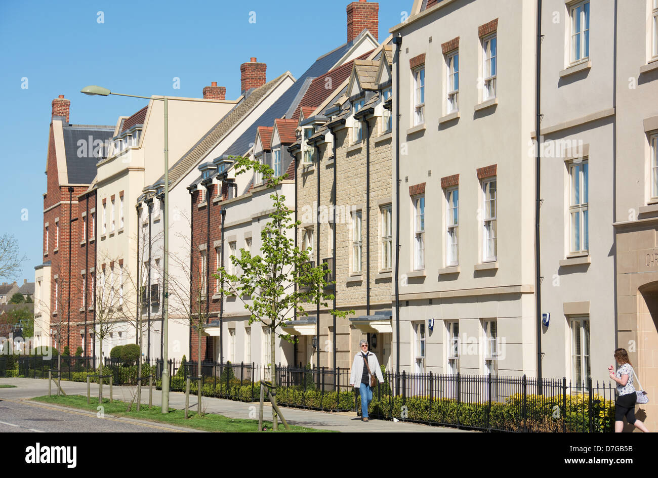 WITNEY, OXFORDSHIRE, Regno Unito. Edifici moderni con fodera in periodo di facciate. 2013. Foto Stock