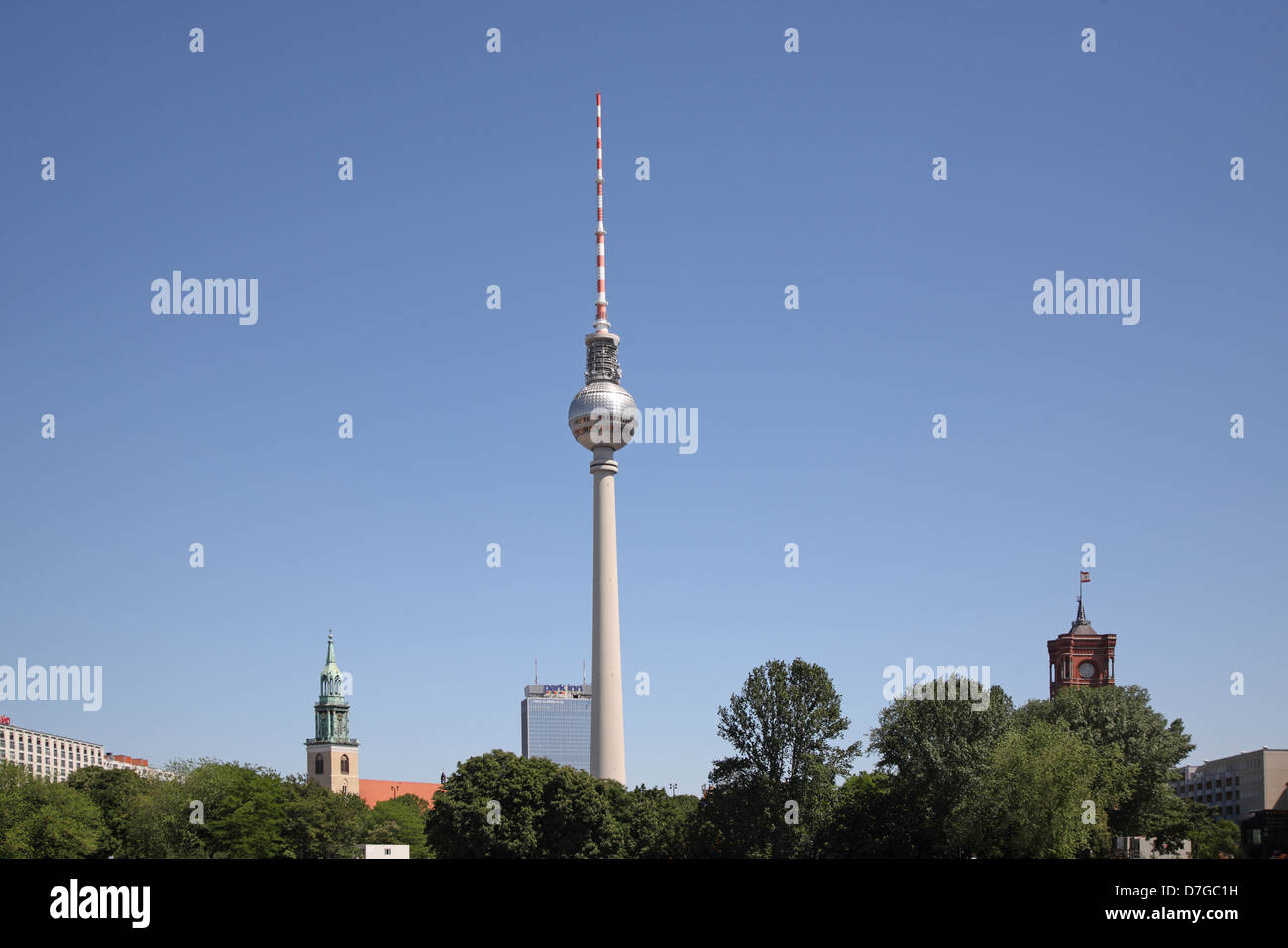 Berlin Mitte Fernsehturm Turm Sendeturm Marienkirche Rotes Rathaus Park Inn Hotel Foto Stock