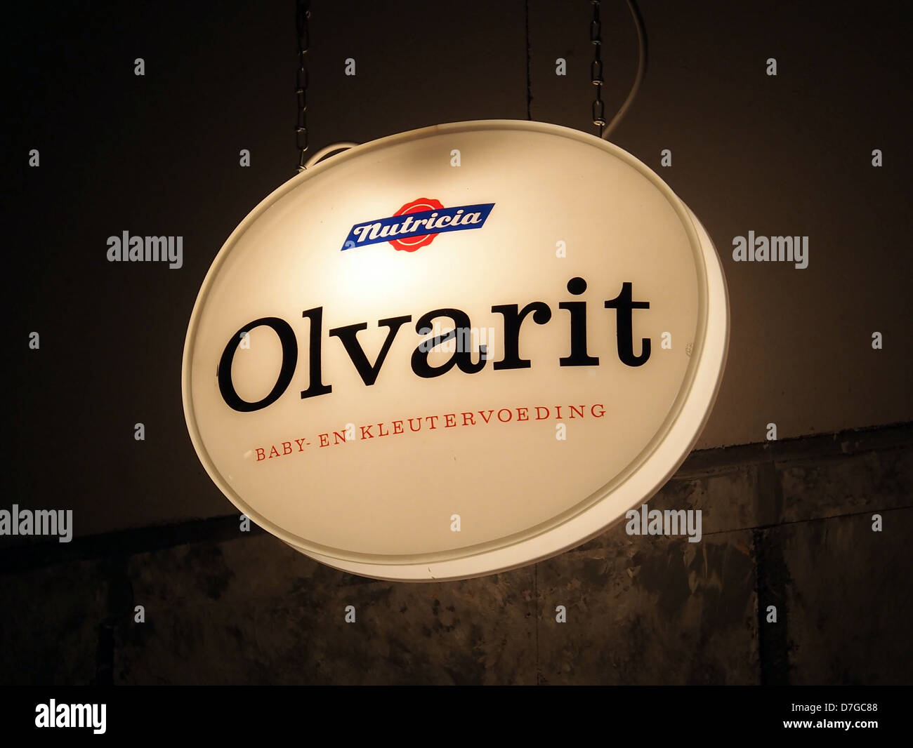 Questa pubblicità vintage per Nutricia Olvarit presenta un design dei primi anni del XX secolo che promuove i loro prodotti alimentari per bambini. L'immagine riflette lo stile di marketing dell'epoca e il marchio di Nutricia per la sua linea di nutrizione infantile. Foto Stock