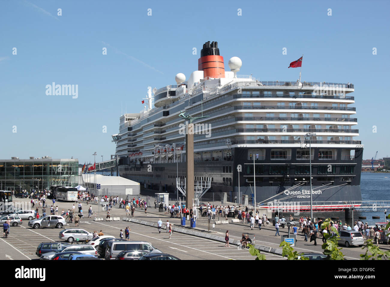 Kiel Ostseekai Queen Elizabeth nave passeggeri Foto Stock