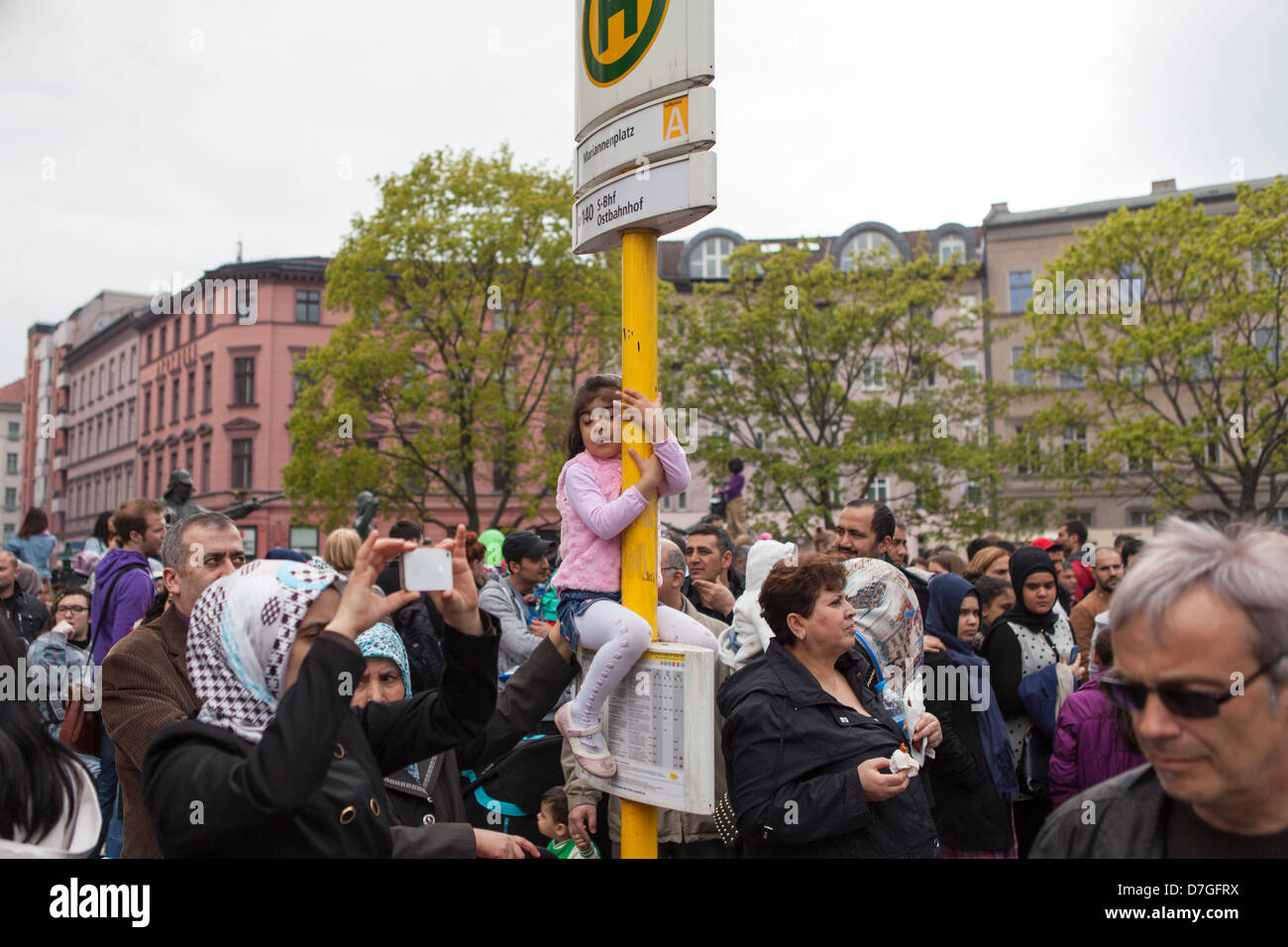 Turco e il popolo tedesco si celebra la Festa del Lavoro nel quartiere Kreuzberg di Berlino Germania Foto Stock