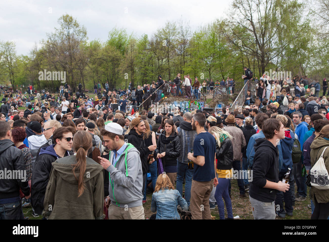 Giovane popolo tedesco per celebrare la Giornata del Lavoro a Gorlitzer Park, nel quartiere Kreuzberg di Berlino Germania Foto Stock