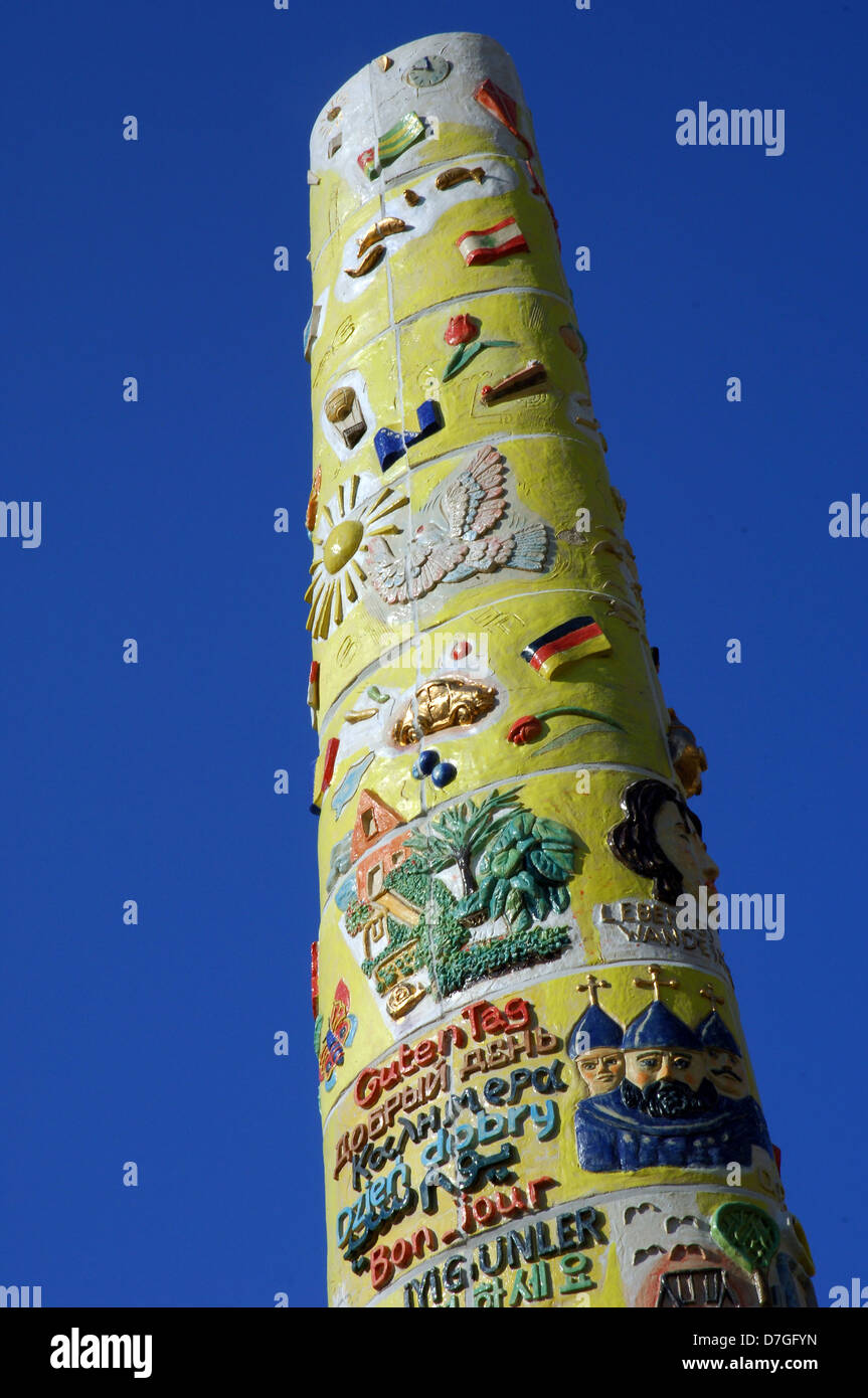 Germania, Bassa Sassonia, Hannover, colonna colorati, colonna, foto simbolica la comprensione tra i popoli Foto Stock