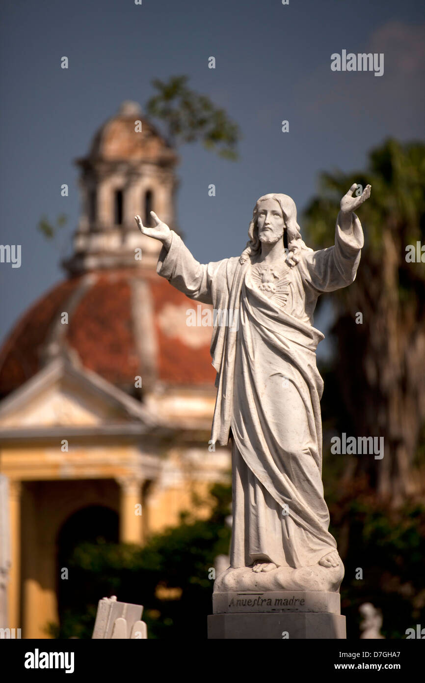 Statua di Gesù su una tomba di America latina più grande cimitero Cementerio Cristobal Colon a l'Avana, Cuba, Caraibi Foto Stock