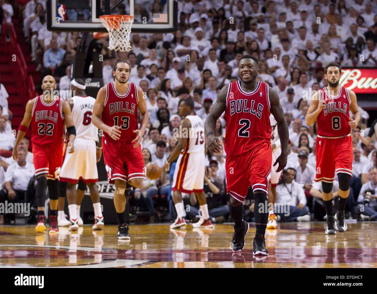 Miami, Florida, Stati Uniti d'America. Il 6 maggio, 2013. Chicago Bulls point guard Nate Robinson (2) testine al banco dopo aver effettuato tre punti di colpo nel quarto trimestre a AmericanAirlines Arena di Miami il 6 maggio 2013. (Immagine di credito: credito: Allen Eyestone/Palm Beach post/ZUMAPRESS.com/Alamy Live News) Foto Stock