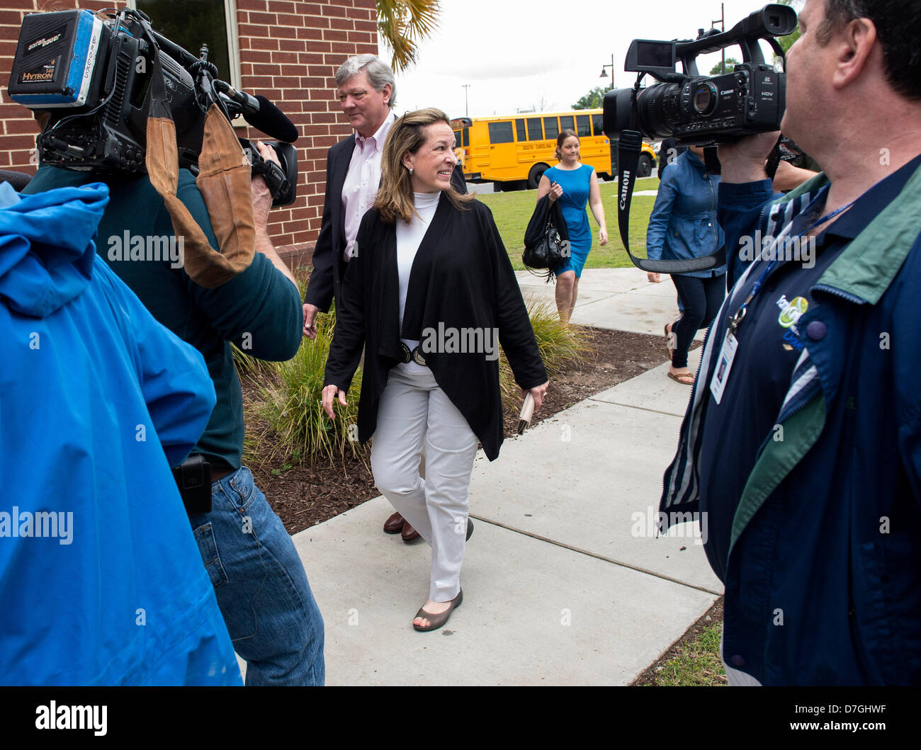 Maggio 07, 2013 - Mt Pleasant, Carolina del Sud e Stati Uniti - ELIZABETH COLBERT Bosch, il candidato democratico per la Carolina del Sud del primo quartiere congressuale, getta il suo voto a Moultrie Middle School.(Immagine di credito: © Brian Cahn/ZUMAPRESS.com) Foto Stock