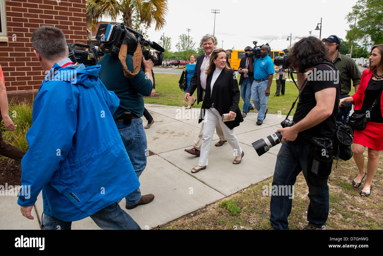 Maggio 07, 2013 - Mt Pleasant, Carolina del Sud e Stati Uniti - ELIZABETH COLBERT Bosch, il candidato democratico per la Carolina del Sud del primo quartiere congressuale, getta il suo voto a Moultrie Middle School.(Immagine di credito: © Brian Cahn/ZUMAPRESS.com) Foto Stock