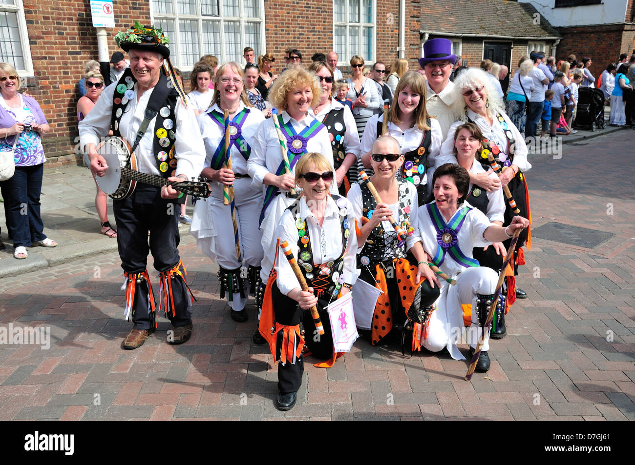 Rochester, Kent, Inghilterra, Regno Unito. Spazza Festival, 2013. Westrefelda Cotswold Morris Team (Westerfield, Suffolk) Foto Stock