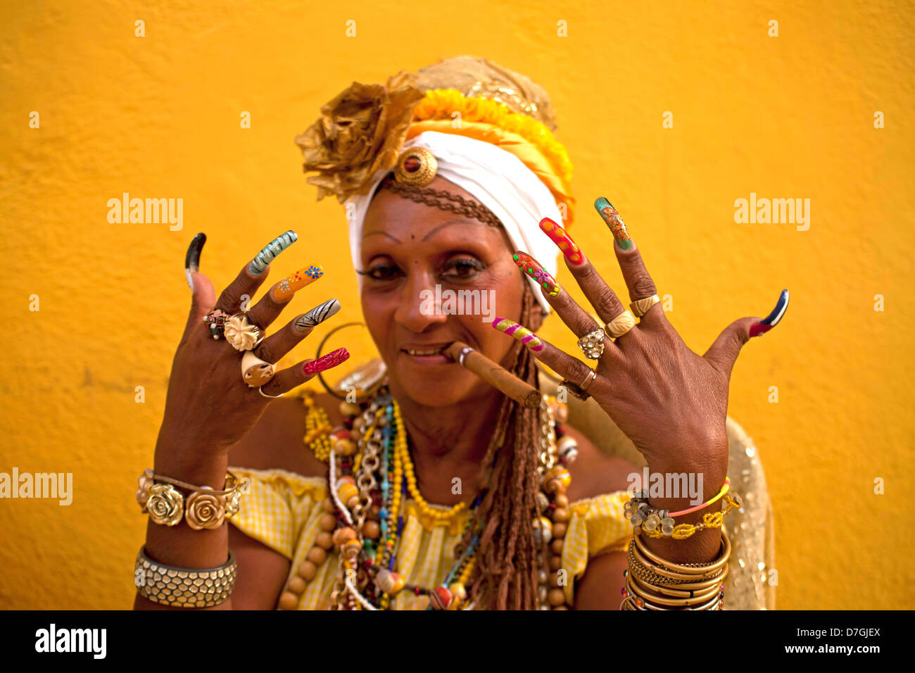 Senora Habana, una sacerdotessa di afro-cubano Santeria con colorati a lungo chiodi e Sigaro avana, Cuba, Caraibi Foto Stock