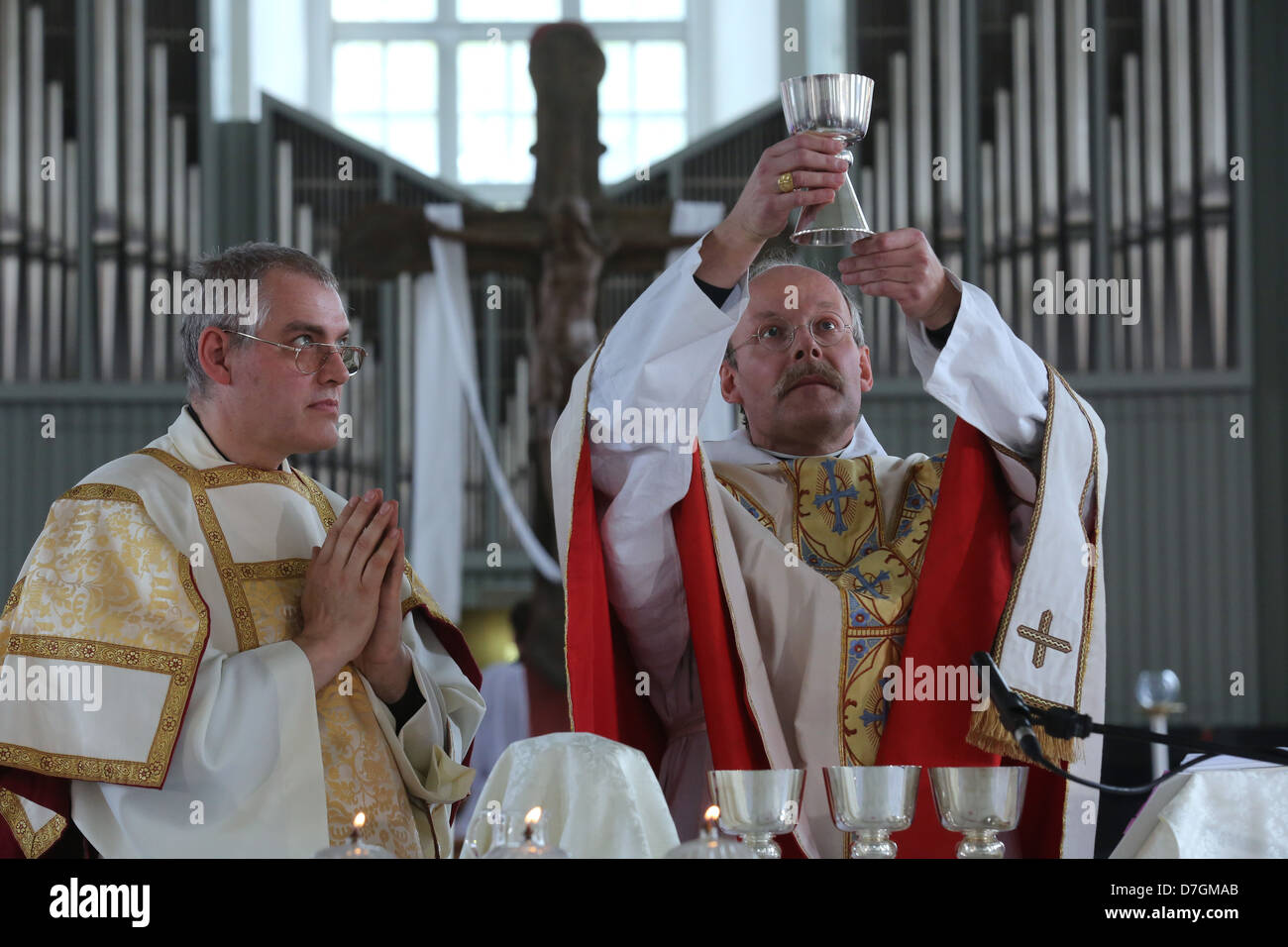 Consacrando la coppa di vino, sacramento dell'Ultima Cena nel vecchio rito medievale della comunità luterana di San Giovanni la fraternità in un churc Foto Stock