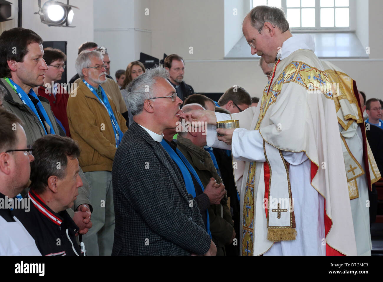 Sacramento dell'Ultima Cena nel vecchio rito medievale della comunità luterana di San Giovanni la fraternità in una chiesa di Amburgo, Germania Foto Stock