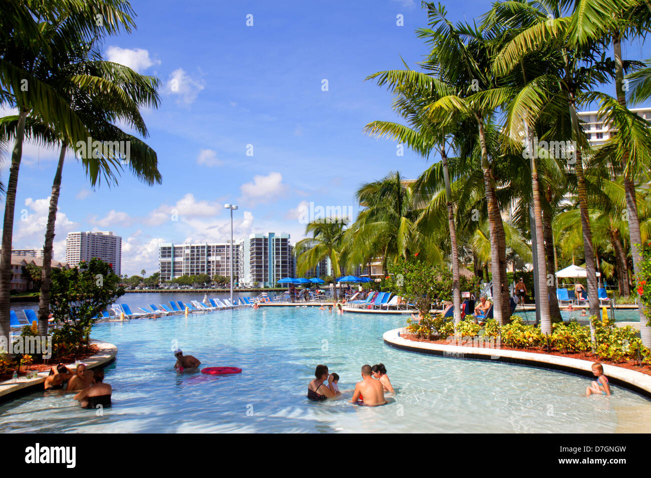 Hollywood Florida,appartamenti appartamenti residenziali in condominio Intracoastal costruzione edifici alloggio, skyline della città, acqua, Crowne Plaza Hollywood Beach Foto Stock