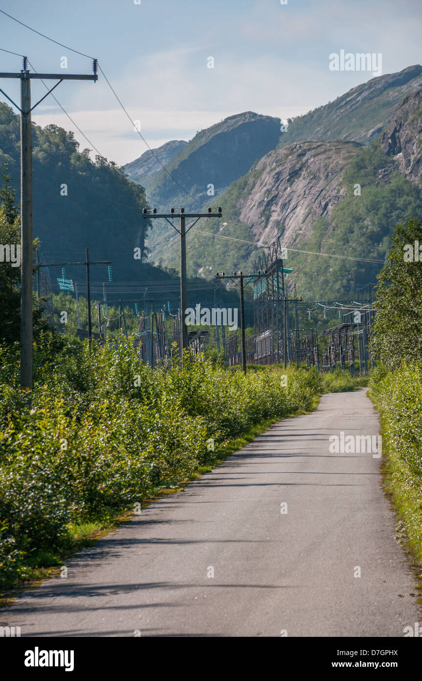 Le linee elettriche da una strada di montagna, Kolsvik, Bindal, Nordland, Norvegia. Foto Stock