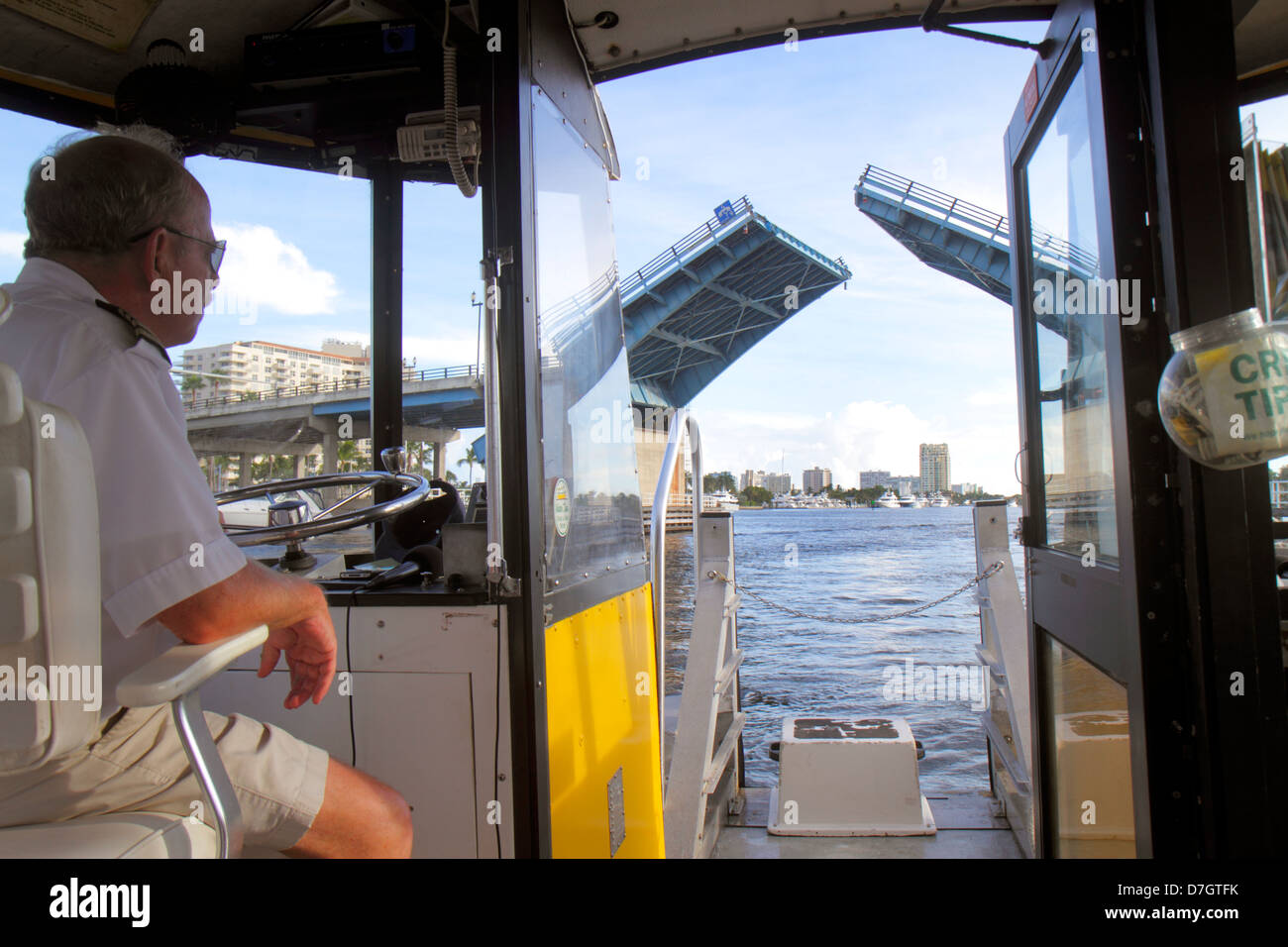 Ft. Fort Lauderdale Florida, Intracoastal New River Sound, acqua, il taxi d'acqua, taxi, barca, pilota, capitano, East Las Olas Boulevard Bridge, ponte levatoio, UP, FL Foto Stock