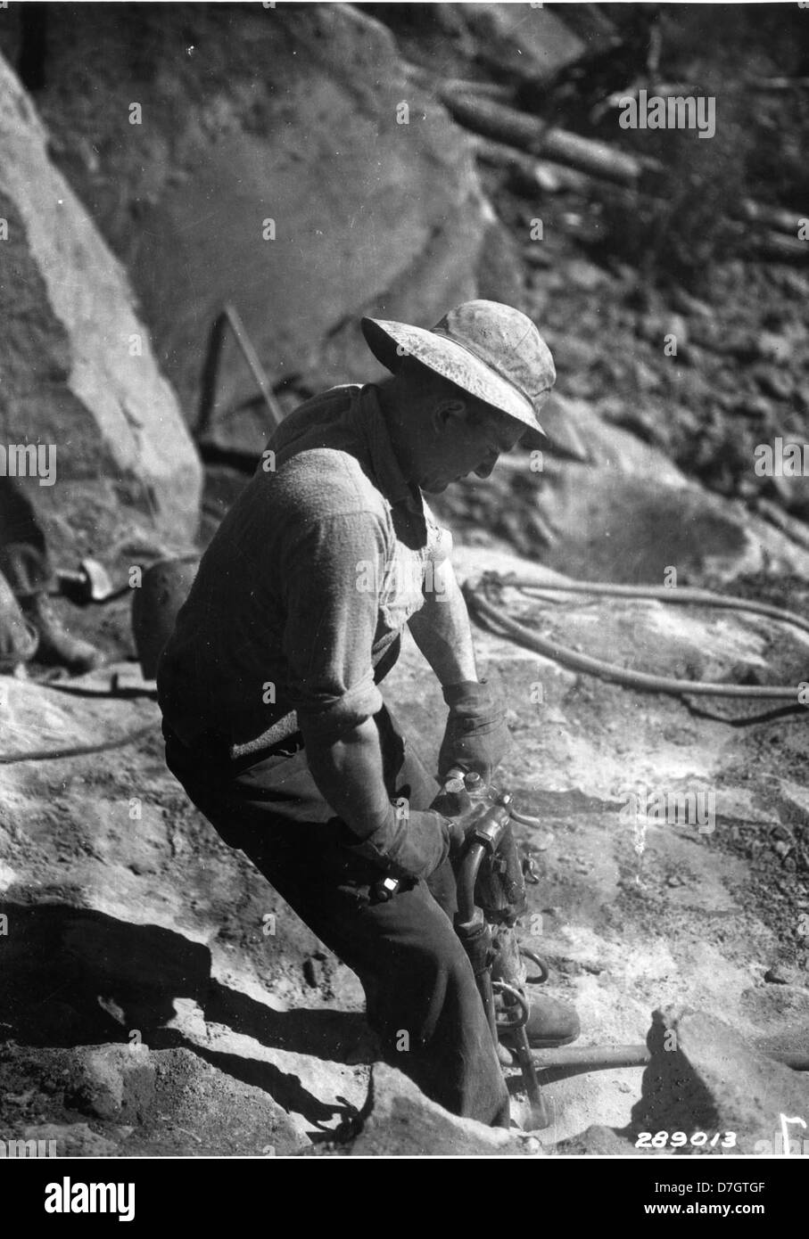 Rock dei lavoratori che utilizzano un jackhammer nelle operazioni di perforazione in corrispondenza di una cava, vicino al fiume Coquille Foto Stock