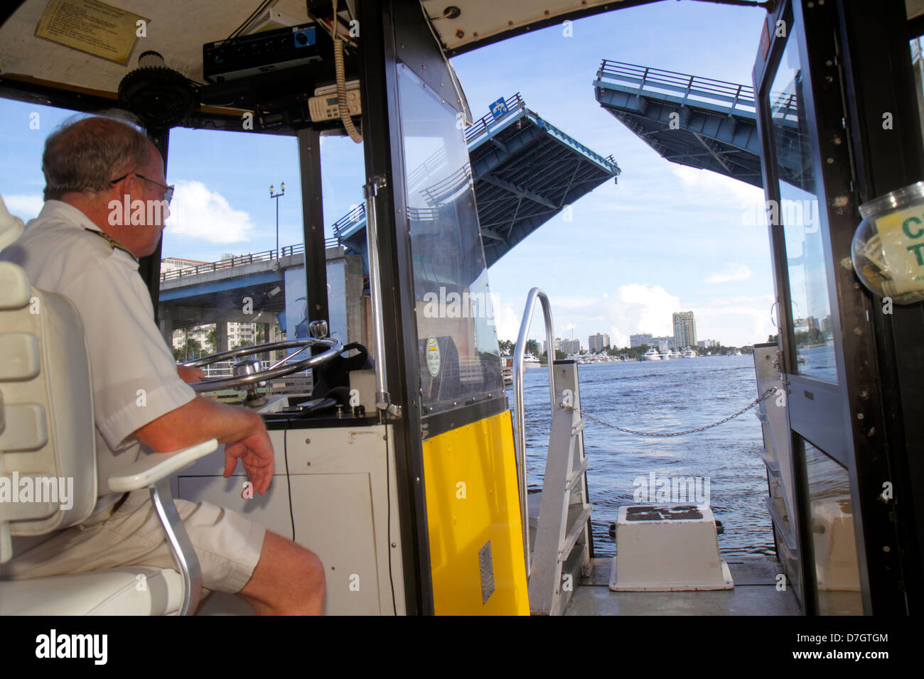 Florida ft. Fort Lauderdale, Intracoastal New River Water Sound, acqua, il taxi d'acqua, taxi, barca, pilota, capitano, East Las Olas Boulevard Bridge, ponte levatoio Foto Stock