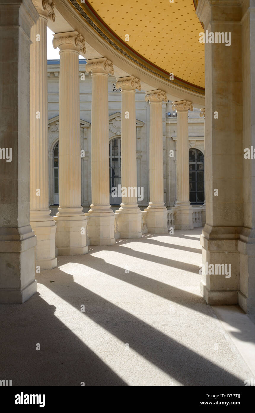 Corridoio delle colonne classiche e colonnato del Palais Longchamp o Longchamp Palace Marseille Provence France Foto Stock