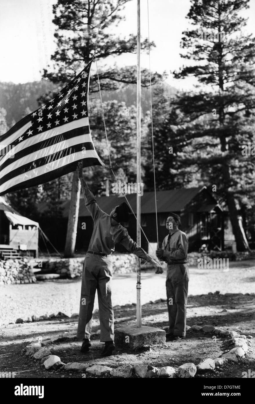 I membri di Kyle Canyon CCC camp sollevando la bandiera, Nevada National Forest Foto Stock