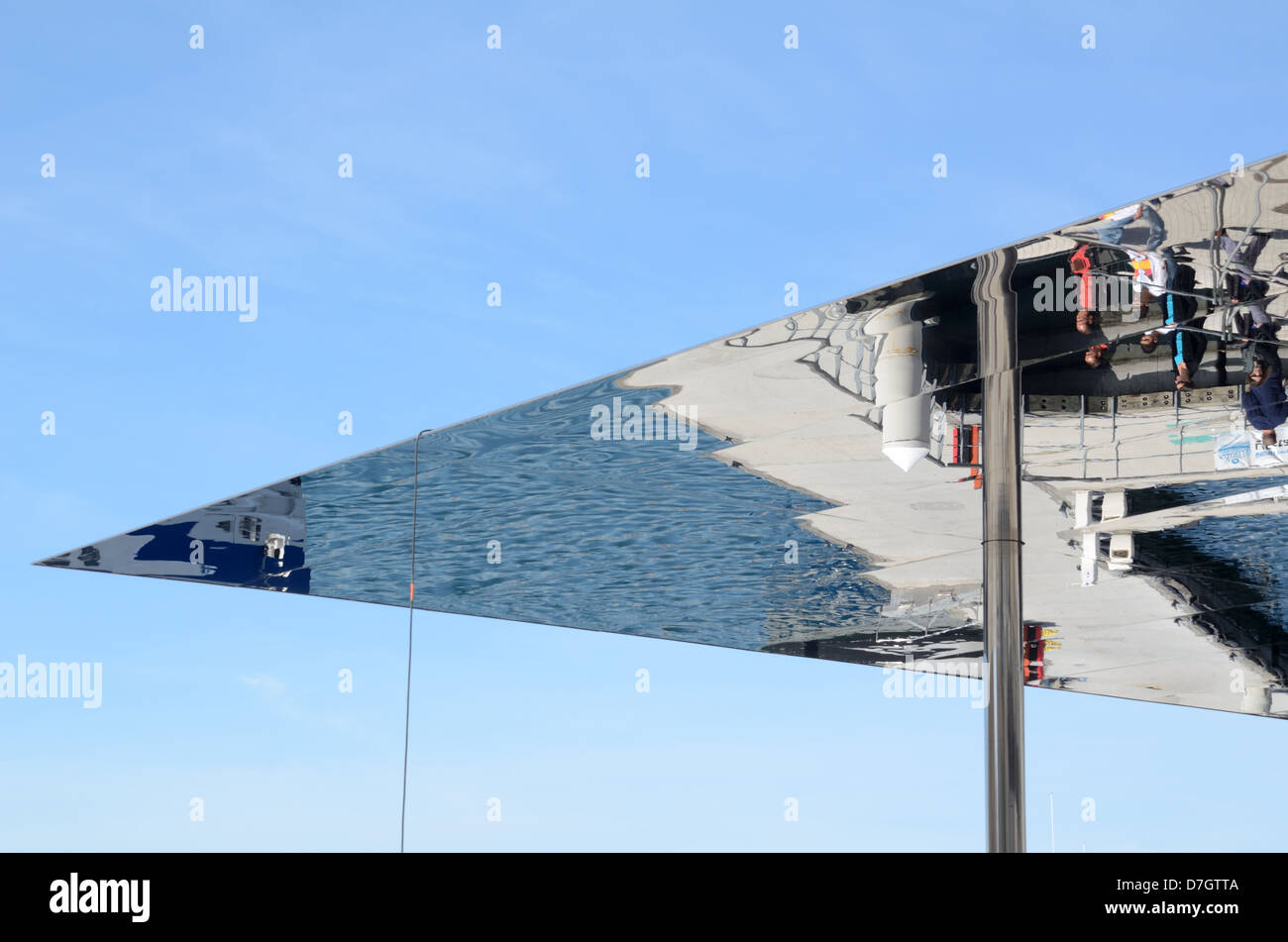 Riflessione in tettoia moderna Norman Foster con soffitto a specchio sul Porto Vecchio Quai des Belges o Vieux Port Marseille Provence Francia Foto Stock