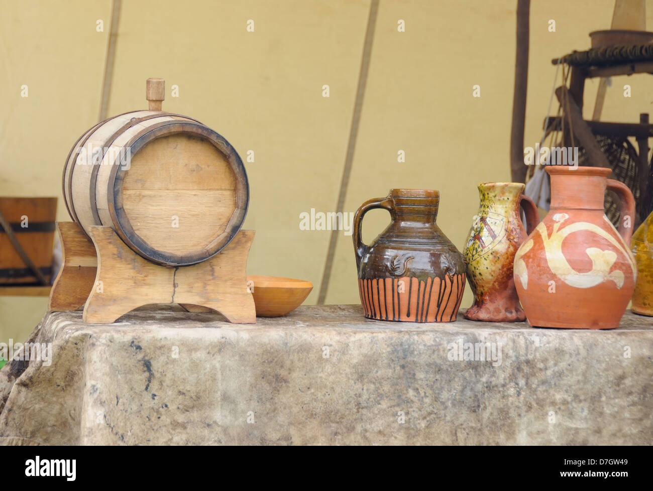 Vecchi vasi di argilla e botte di legno usato per conservare il vino e ale  , sul display in un paese fete Foto stock - Alamy