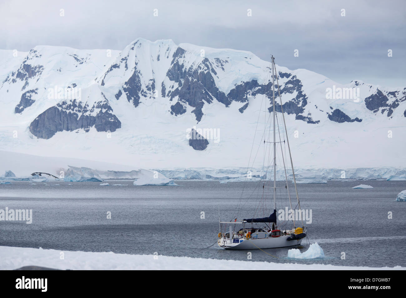 Una barca a vela a de Cuverville Island, l'Antartide. Foto Stock