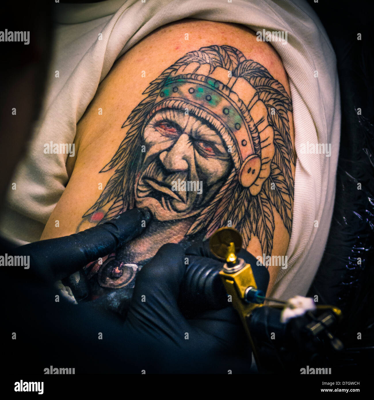 Tattooist sul lavoro il ritratto di nativi americani capo indiano Foto Stock