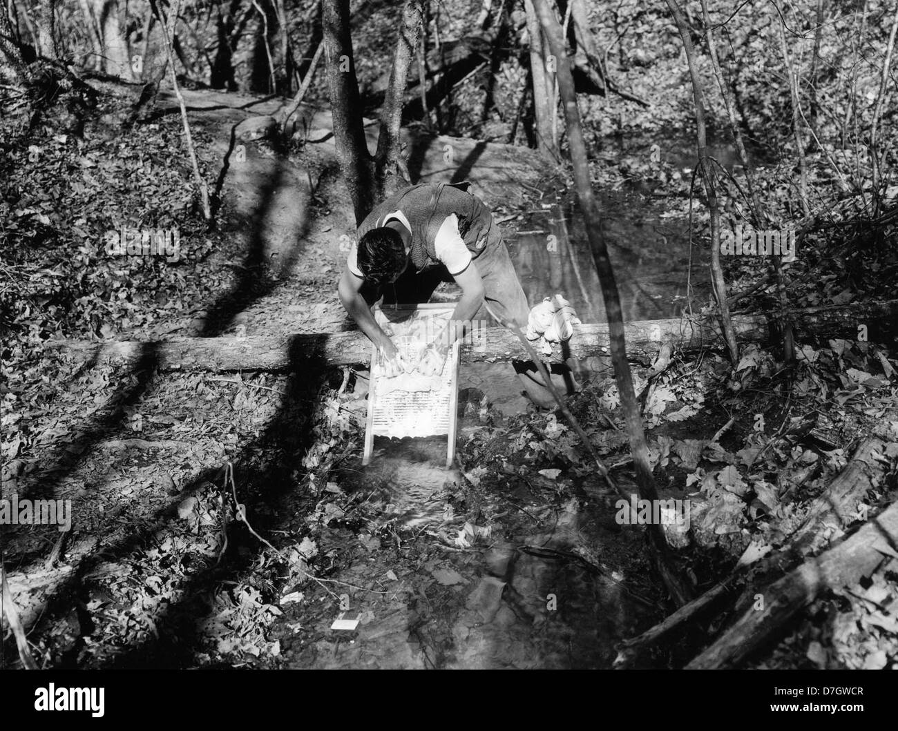 Una fotografia storica del "Wash Day at Camp Roosevelt" nella George Washington National Forest, Virginia, mostra i membri del Civilian Conservation Corps che svolgono compiti di lavanderia. L'immagine fornisce uno sguardo sulla vita quotidiana del campo durante la grande depressione. Foto Stock