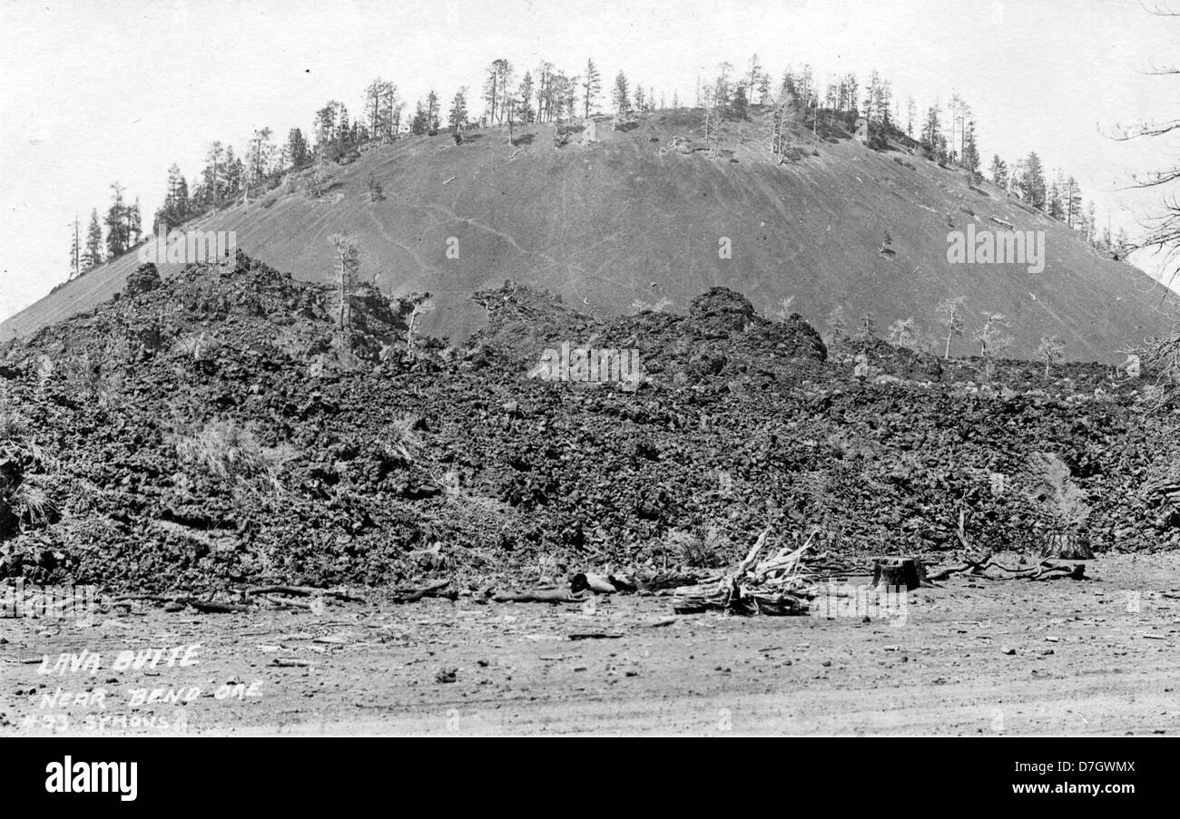 Questa fotografia mostra Lava Butte vicino a Bend, Oregon, mettendo in evidenza il paesaggio vulcanico caratteristico della zona. L'immagine fa parte della collezione Gerald W. Williams, ospitata negli archivi dell'OSU. Foto Stock