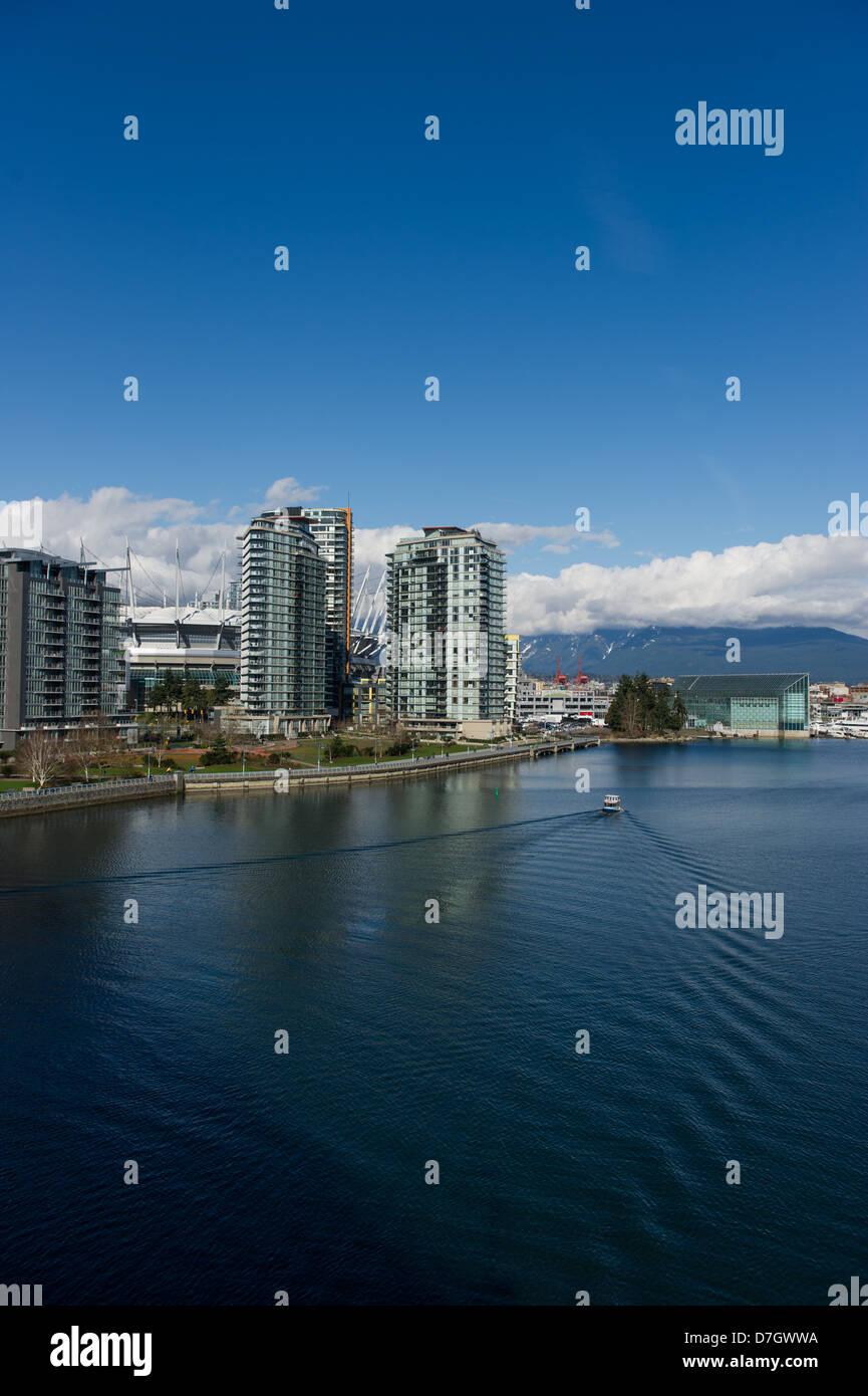 False Creek con il seabus andando al posto della nazione.Vancouver,Columbia Britannica Foto Stock