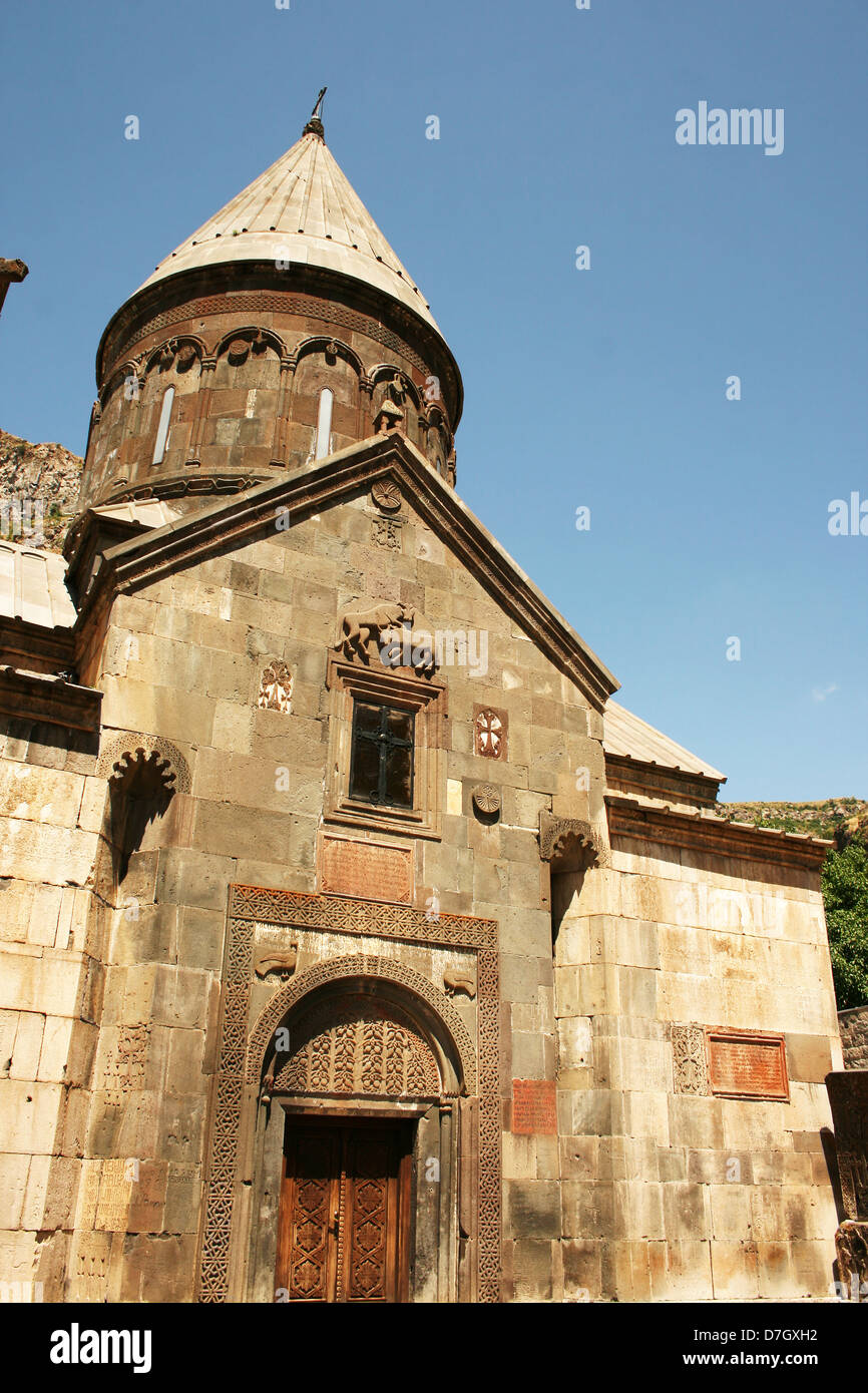 Monastero di Geghard in Armenia, unica costruzione architettonica, essendo parzialmente scavate nella montagna adiacenti. Foto Stock