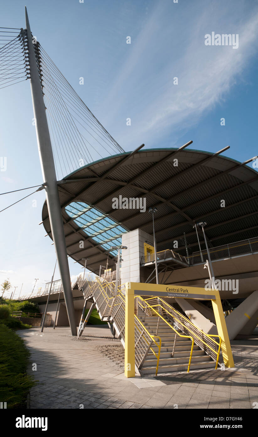 Central Park Transport Interchange fermata del tram a Newton Heath, Manchester, UK. Sul Metrolink Oldham e Rochdale linea. Foto Stock