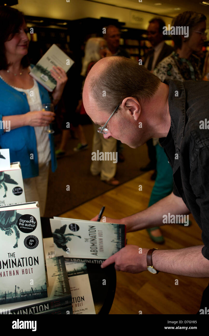 Oxford, Regno Unito. Il 7 maggio, 2013. Autore di Jonathan Holt segni copie del suo nuovo libro abominio a Waterstones Bookshop, Oxford. Credito: Alamy Live News Foto Stock