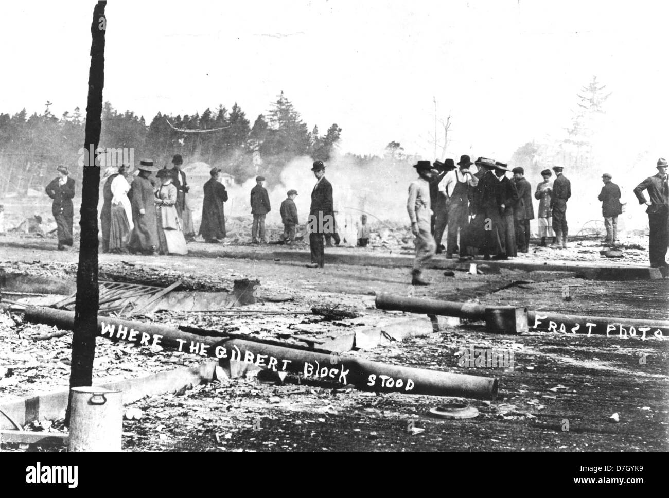Le conseguenze di un incendio a Seaside, Oregon, mostrano la gente che guarda la distruzione. Questa immagine fa parte della collezione Gerald W. Williams, conservata negli archivi dell'OSU, che documenta l'impatto di questo incendio nella comunità locale. Foto Stock