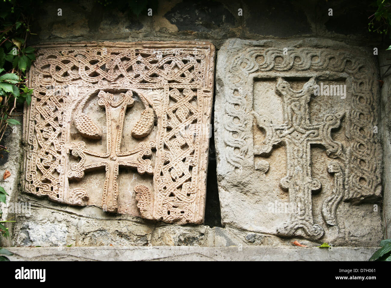 Antica croce di pietra o di khachkars in Vanadzor città, Armenia. Khachkars sono unici di arte medievale dell'Armenia cristiana. Foto Stock