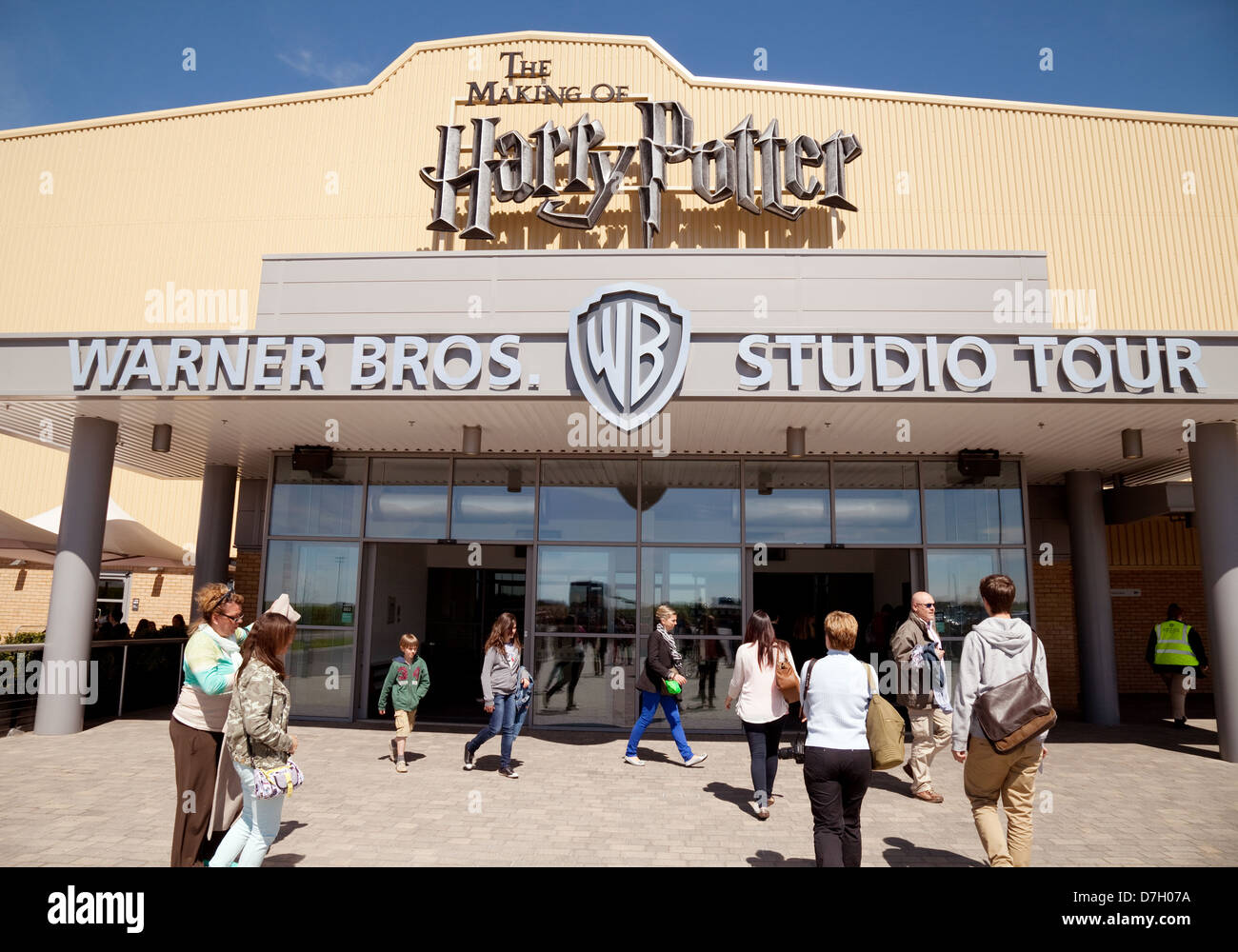 Persone all'esterno dell'ingresso del tour del Warner Bros Studio di Harry Potter World, Watford, Londra, Regno Unito Foto Stock