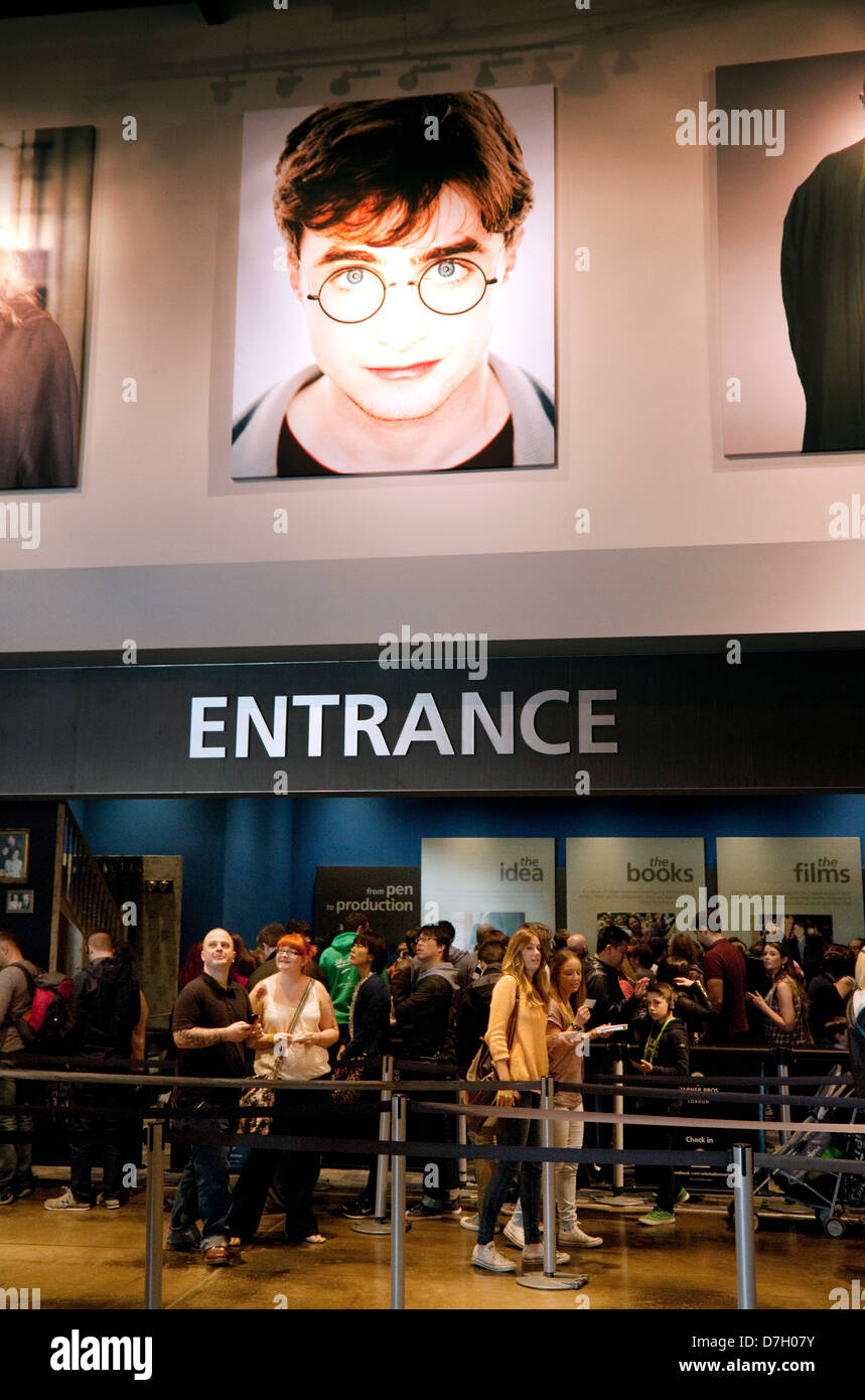 Harry Potter Warner Brothers; persone in coda all'ingresso del tour degli studi mondiali di Harry Potter, Watford, Londra, Regno Unito Foto Stock