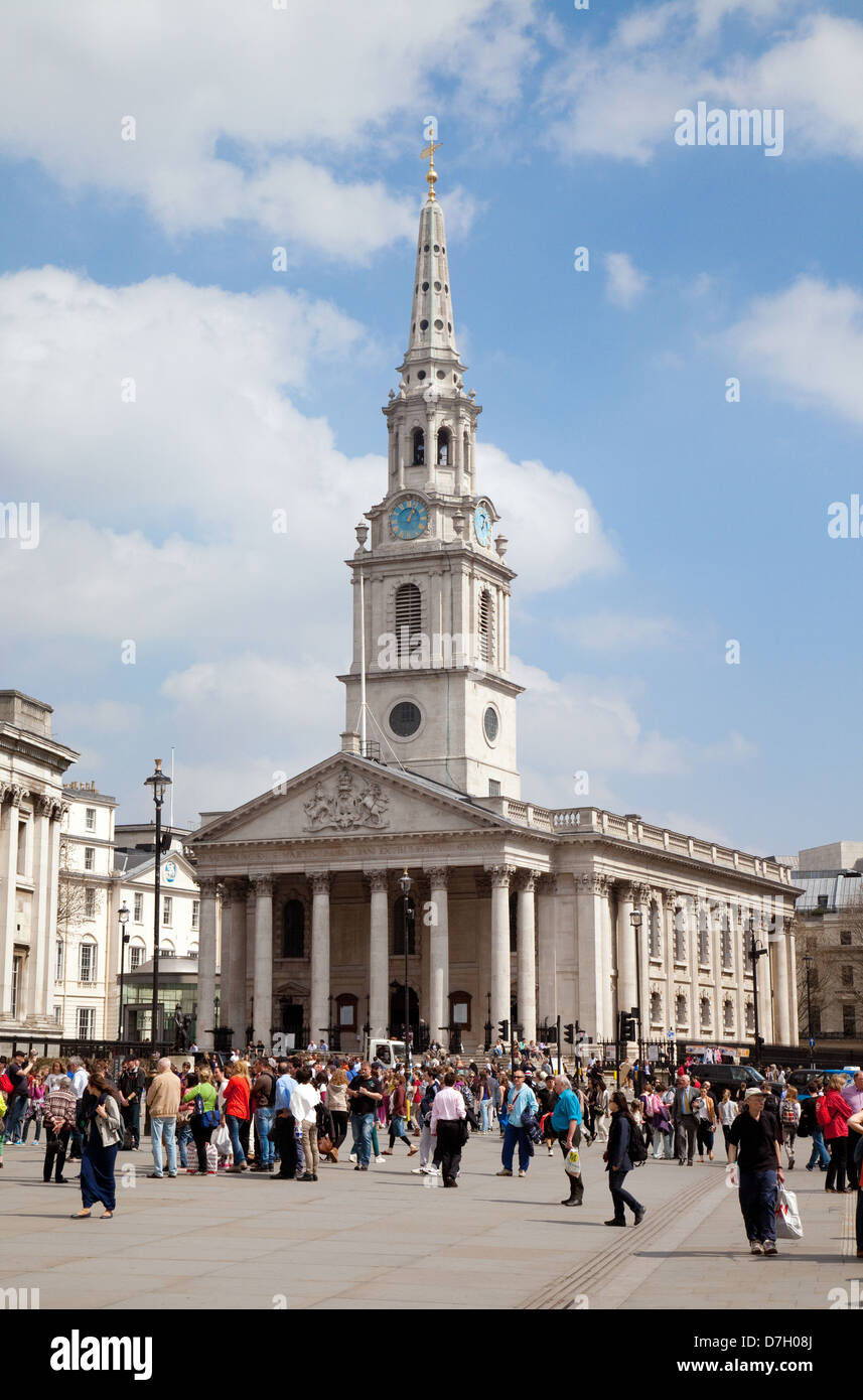 La folla intorno a St Martin nei campi chiesa in primavera, Trafalgar Square, Central London WC2N, REGNO UNITO Foto Stock