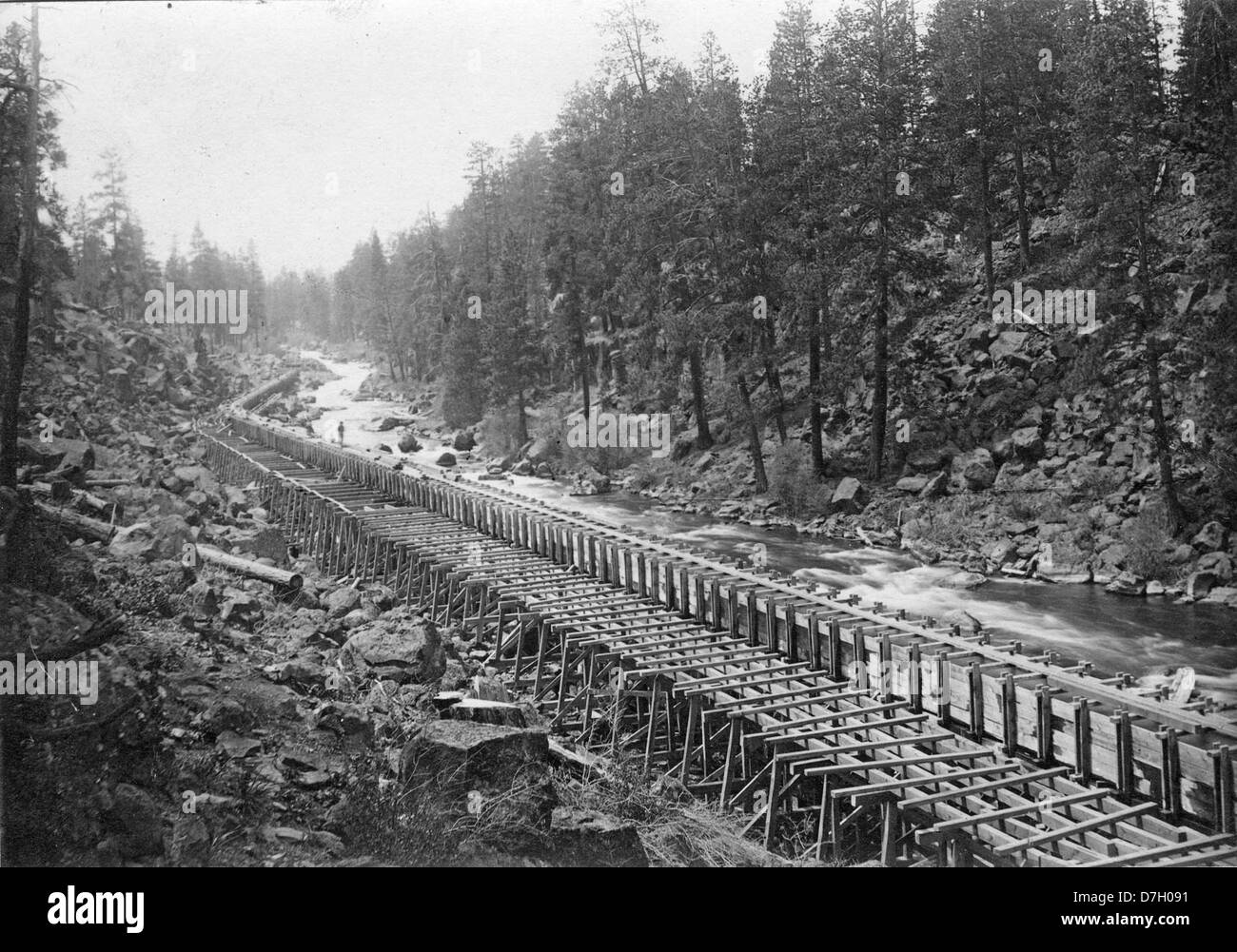 Questa foto mostra il canale principale della Deschutes Irrigation and Power Company nel bacino di Deschutes, Oregon, raffigurante le infrastrutture vitali per la distribuzione dell'acqua. Foto Stock