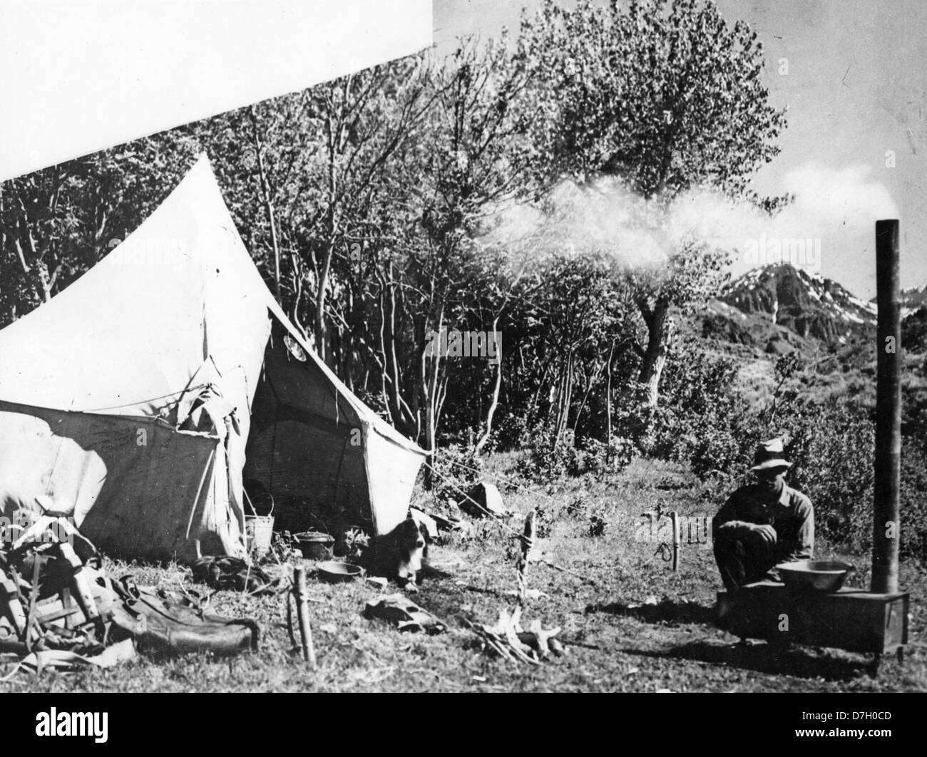 Questa fotografia cattura una scena di campeggio nella regione di Steens Mountain, Oregon, concentrandosi sulla bellezza panoramica del bacino dei Laghi. L'immagine evidenzia il paesaggio naturale della zona, mostrando il terreno accidentato e l'ambiente sereno. Foto Stock