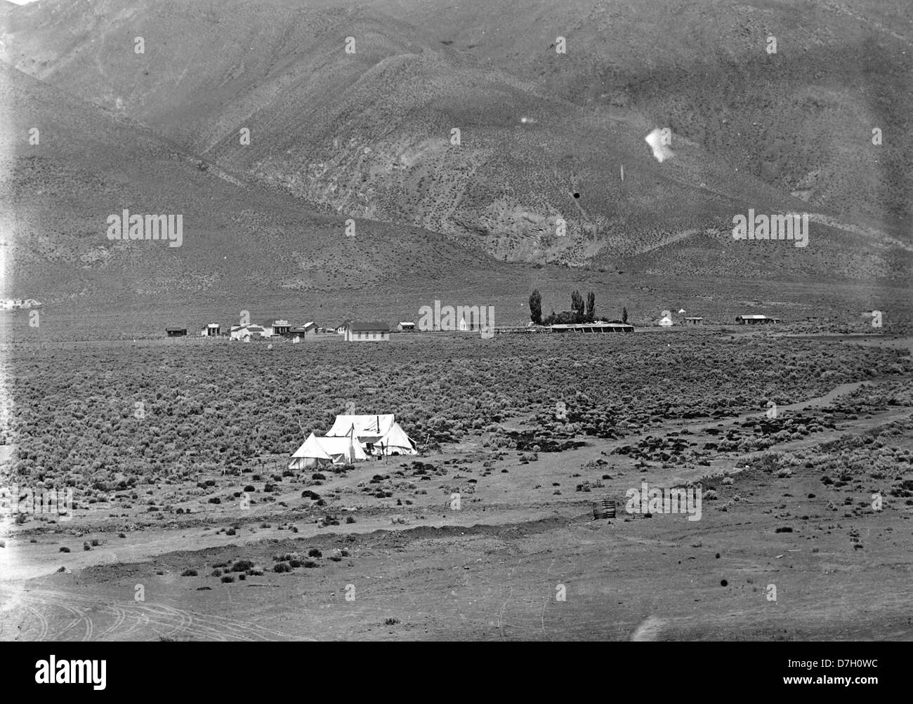 Una fotografia d'epoca che raffigura la città di Blitzen nella Catlow Valley dell'Oregon, annidata sul lato occidentale di Steens Mountain. L'immagine cattura l'essenza rurale e storica di questa comunità dell'Oregon. Foto Stock
