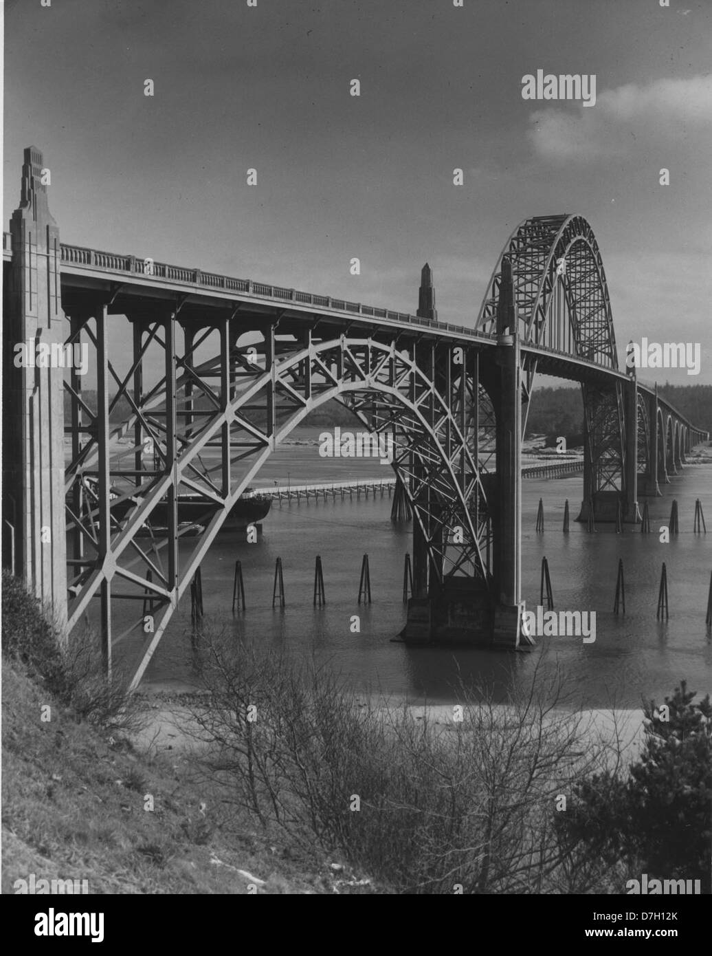 Il ponte Yaquina Bay, un famoso punto di riferimento a Newport, Oregon, viene catturato in questa fotografia. Il ponte collega la città alla parte meridionale della costa dell'Oregon ed è una caratteristica chiave delle infrastrutture della regione. Foto Stock