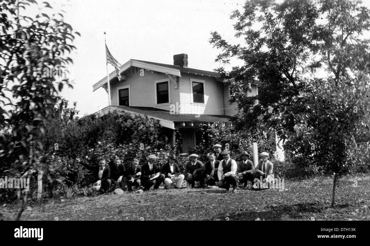Una fotografia storica della Southern Oregon Experiment Station, che mostra una classe di orticoltura impegnata in studi agricoli nel bacino Rogue. L'immagine mette in evidenza le pratiche agricole e il focus educativo della regione durante l'inizio del XX secolo. Foto Stock