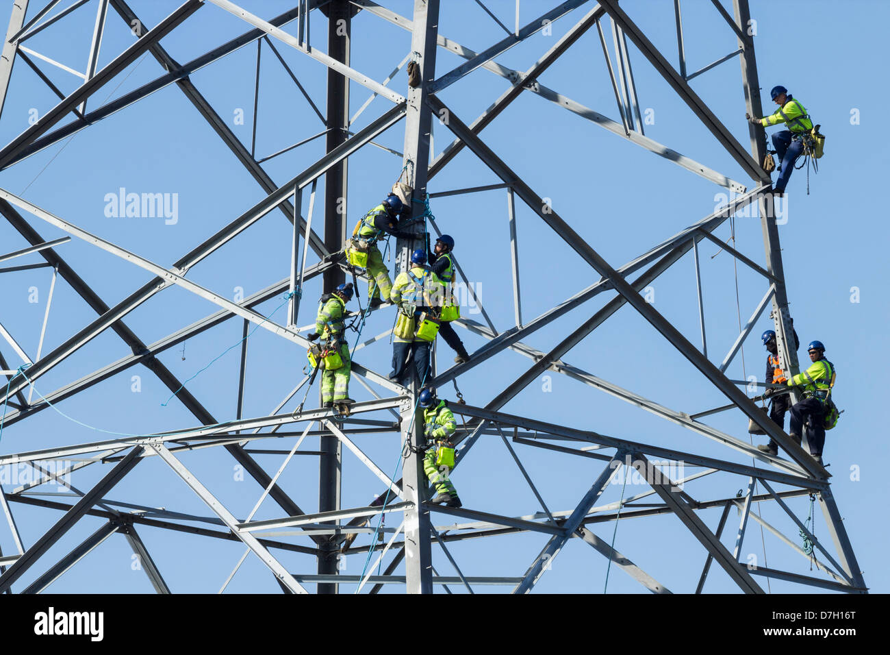 Operai a costruire 145m pilone per trasportare le linee di alimentazione attraverso il Fiume Tees a Middlesbrough, Cleveland, England, Regno Unito Foto Stock