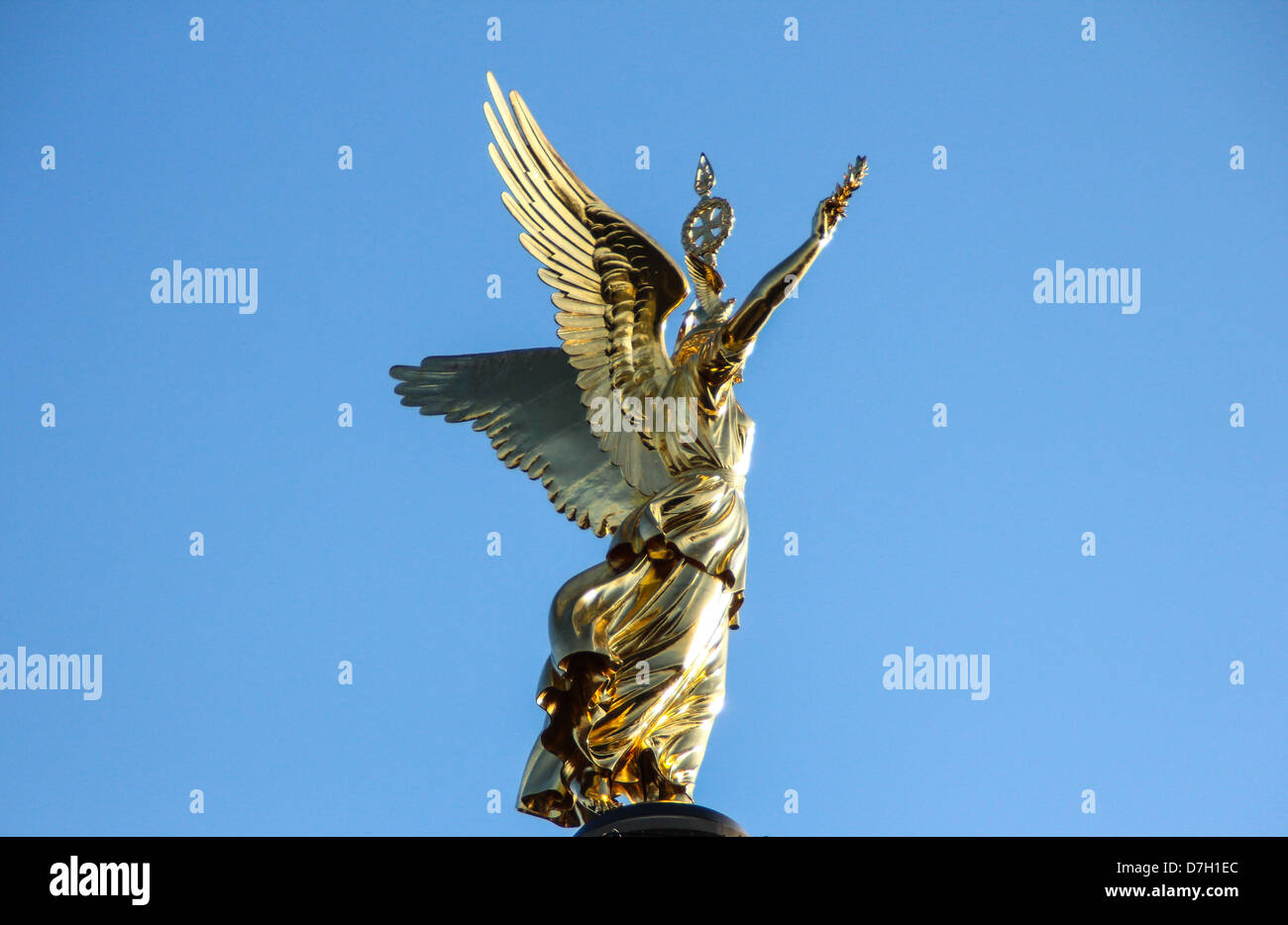Angelo dorato della colonna della vittoria 'siegessäule' situato in Tiergarten di Berlino, Germania Foto Stock
