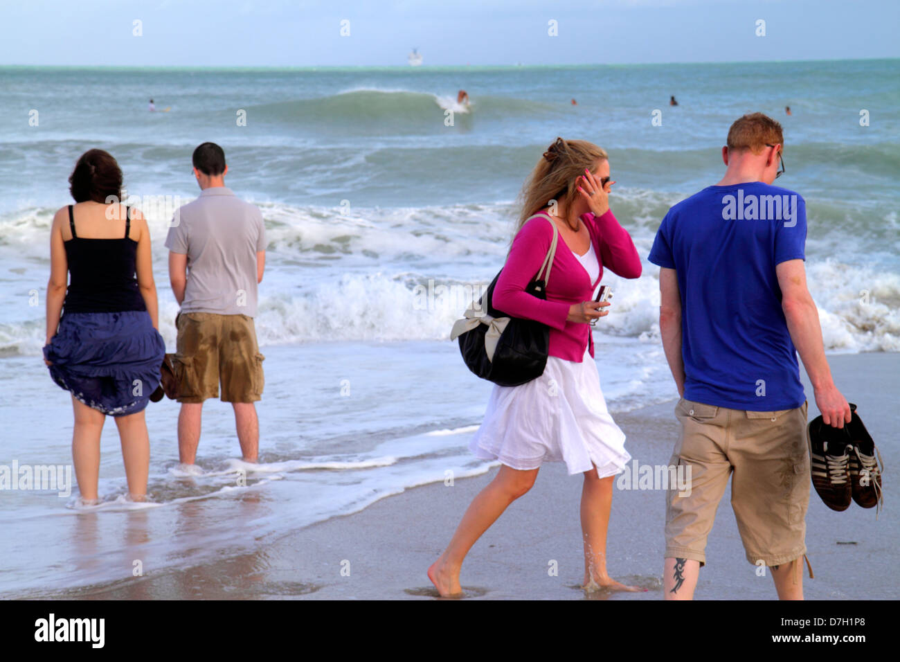 Miami Beach Florida,Atlantic Ocean Water Public,spiagge,spiaggia,riva,surf,onde,acqua,acqua,adulti adulta donna donne donna donna donna donna donna donna donna donna, uomo uomo uomo maschio,coppia,st Foto Stock