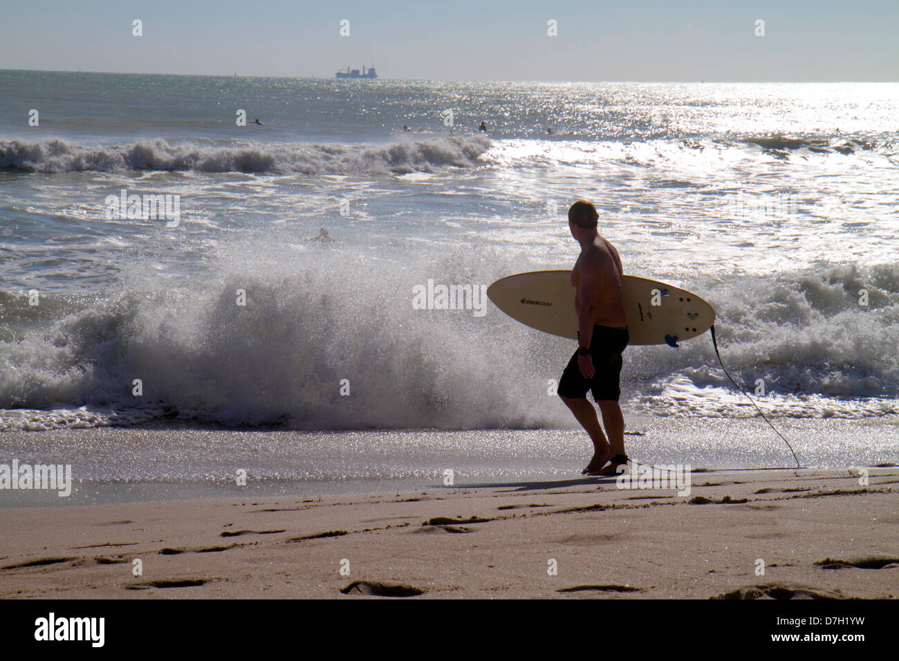 Miami Beach Florida, Atlantic Ocean Water Public, spiagge, spiaggia, riva, surf, onde, acqua, acqua, uomo uomini maschio adulti, surfista, surf, viaggi visitatori Foto Stock