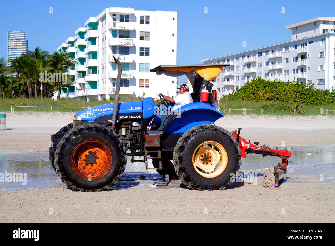 Miami Beach Florida,sabbia,trattore,aratro,erosione,aumento dei livelli  oceanici,cambiamento climatico riscaldamento globale,FL121030022 Foto stock  - Alamy