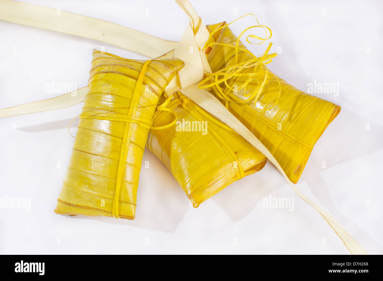 Torta di riso fatta da riso glutinoso avvolto in palma da cocco, al vapore. dolce delicatezza appiccicosa originato nelle Filippine Foto Stock